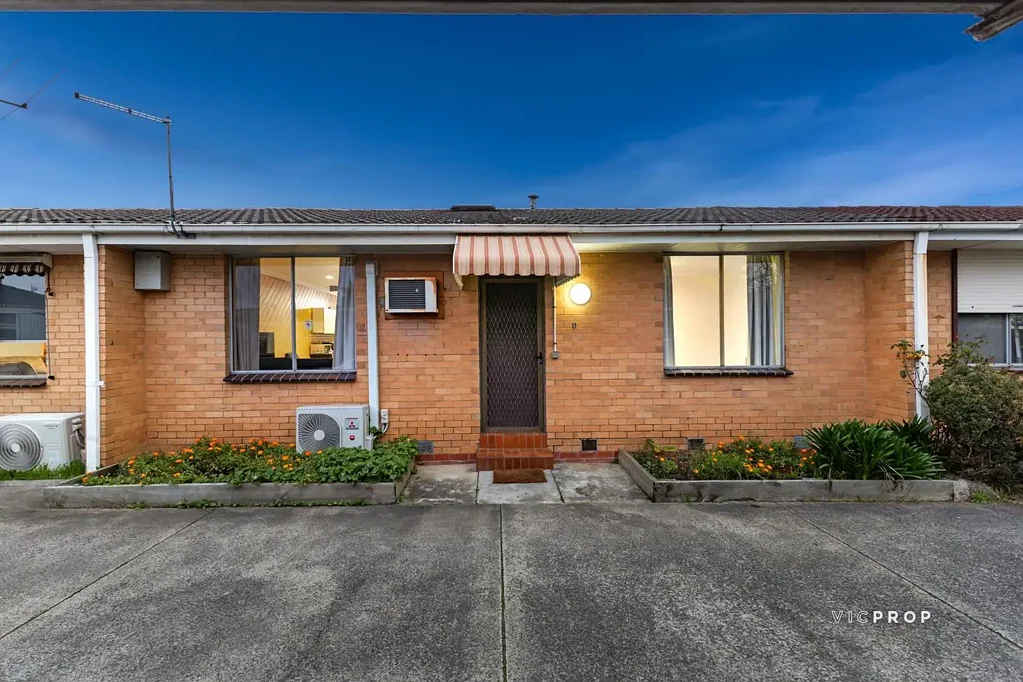 2 Bedroom Unit with Private Backyard and Carport Parking