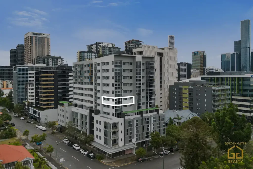 South Brisbane 2房 高层公园景观 现代厨房电器 安全车位 优质生活设施 步行便利中心 MODERN INNER-CITY APARTMENT WITH PARK VIEWS AND RESORT-STYLE AMENITIES