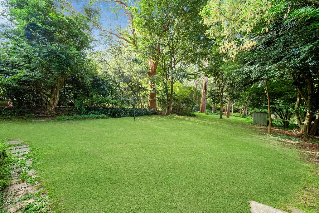 Turramurra 4ห้องนอน Rare 2,191sqm level landholding with charming home and outstanding potential