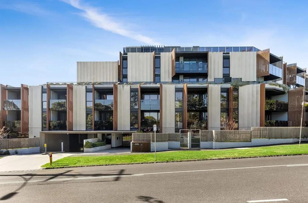 FULLY FURNISHED APARTMENT WITH STUNNING COMMUNAL ROOFTOP TERRACE