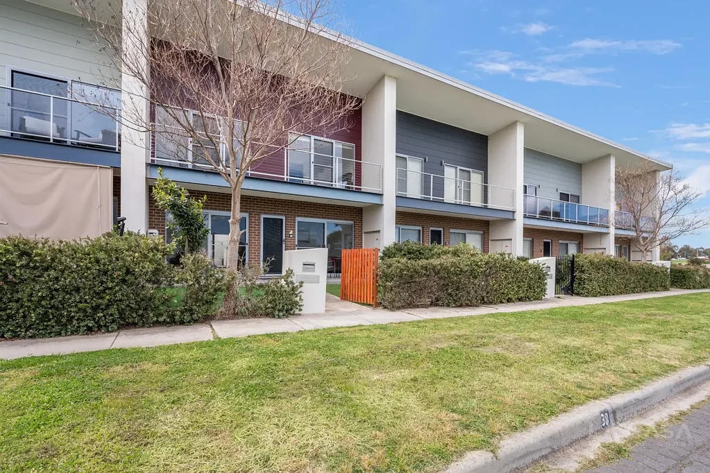 🌿 Spacious Family Living with Water Views in Prestigious Forde