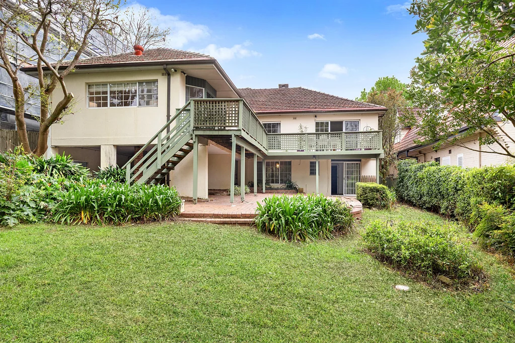 Pymble 5બેડરૂમ Endearing full brick home on a superb north facing 1069sqm