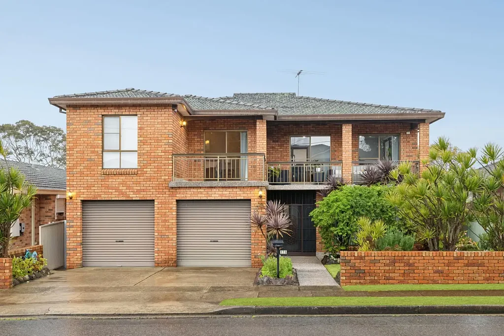 Hurstville 5침실 Spacious Full Brick Family Home with In-Law Accommodation & City Views