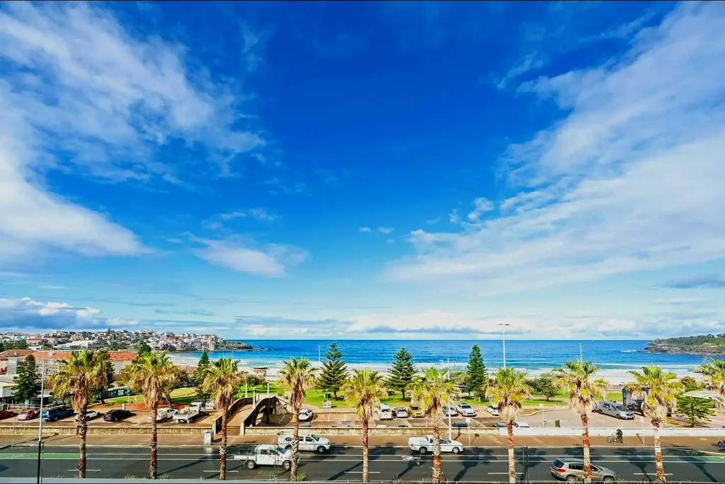 THE BEACH HOUSE' - STUNNING LUXURY APARTMENT WITH AMAZING BEACH AND OCEAN VIEWS