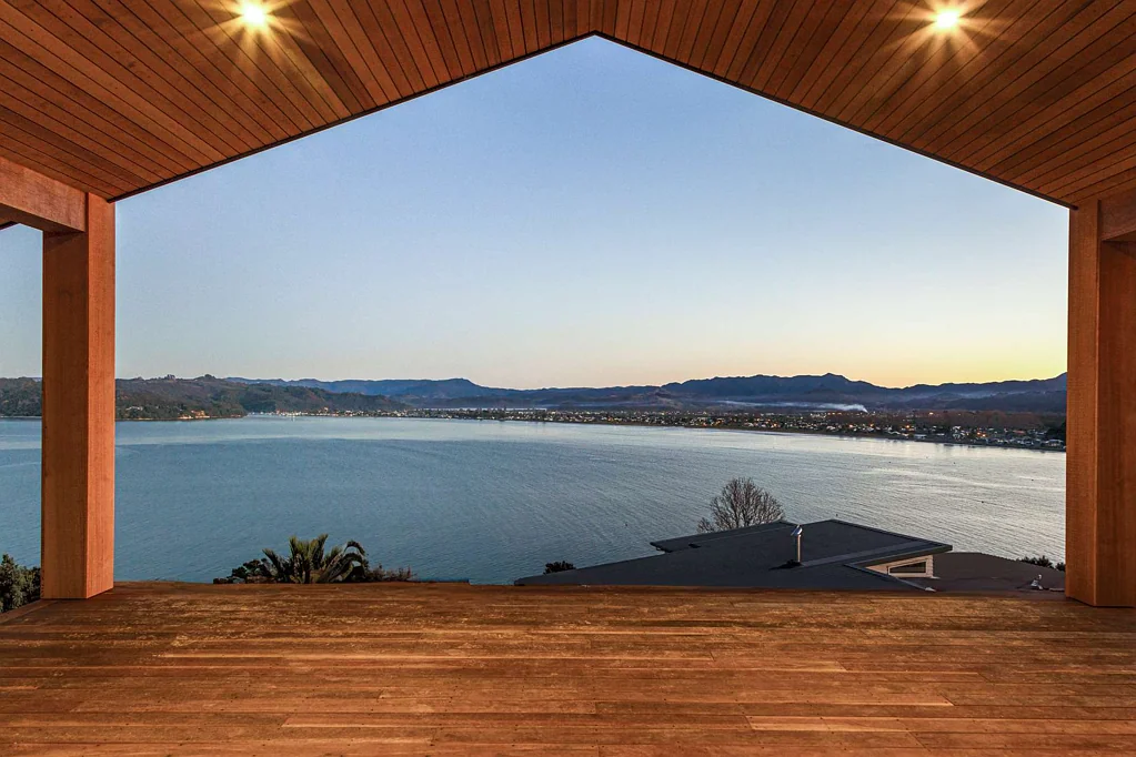 Whitianga 4房  UNCOMPROMISING QUALITY. UNPARALLELED VIEWS.
