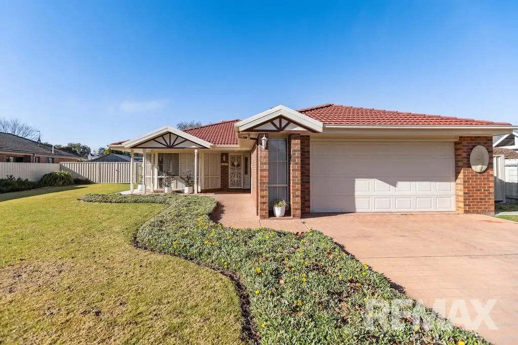 11 Coventry Place, Lake Albert, NSW 2650