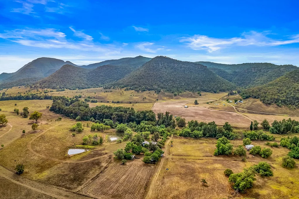 Doyles Creek "Bargra Park" Doyles Creek - 25.24Ha (62.34 Acres) + Water Security + 2 Cottages!