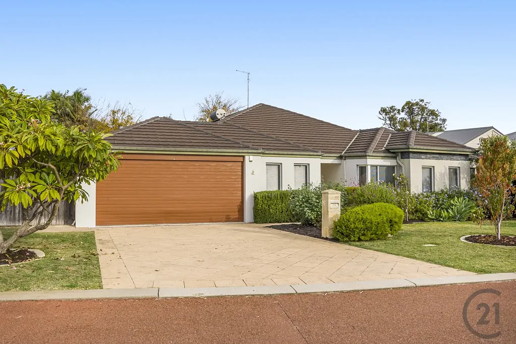 Coodanup 4 Bedroom Spacious Family Living with Theatre, Side Access & Tropical Outdoor Oasis