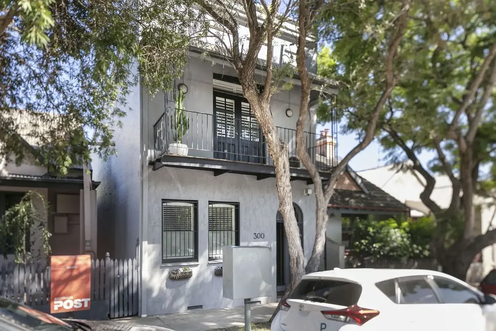 Beautiful Free Standing 3 Bedroom Home In Great Location