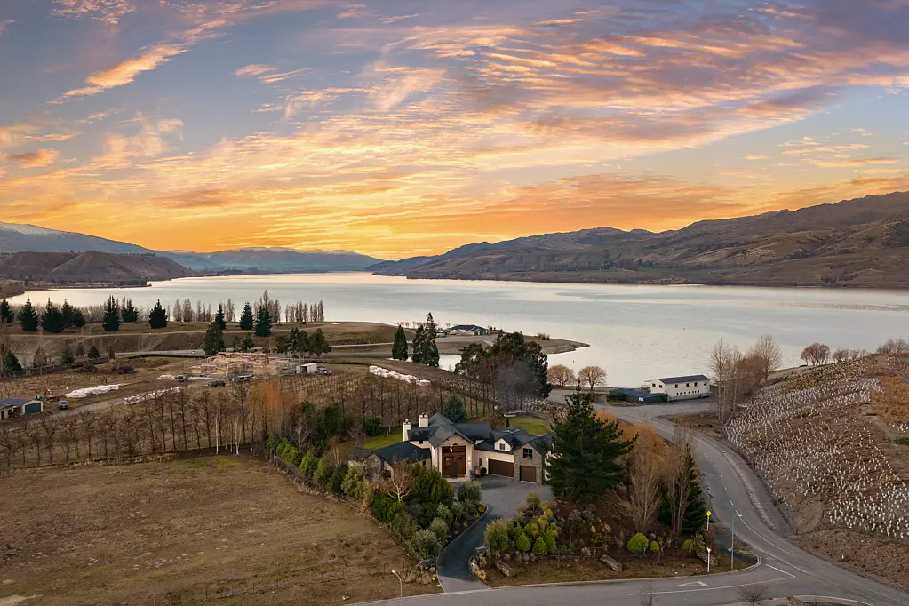Cromwell 5 Bedroom Lakeview luxury: Retreat within Central Otago
