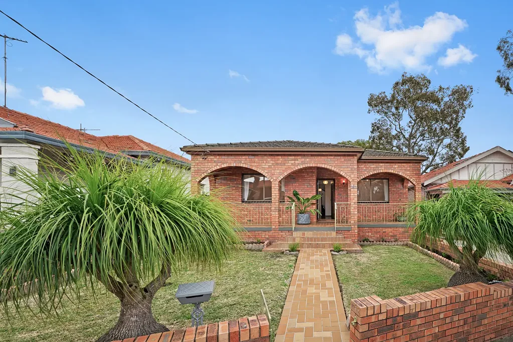 Haberfield 4Kwarto Spacious Double-Brick Family Home on 614sqm Opposite Parkland