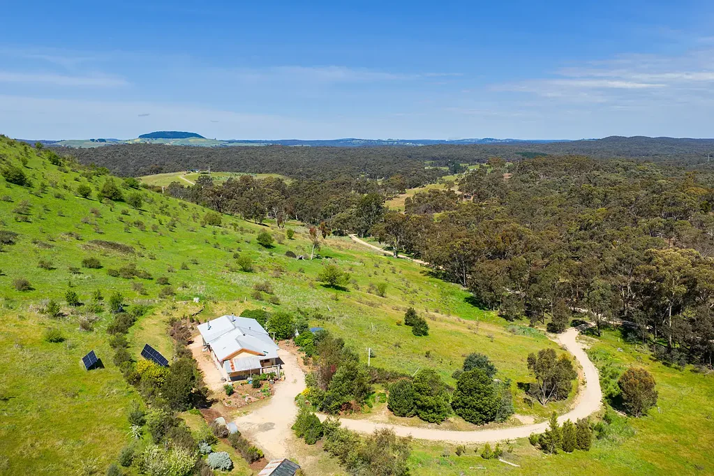 Yandoit Hills 3침실 Off-Grid Living on 38.9 acres with a View to Mount Franklin