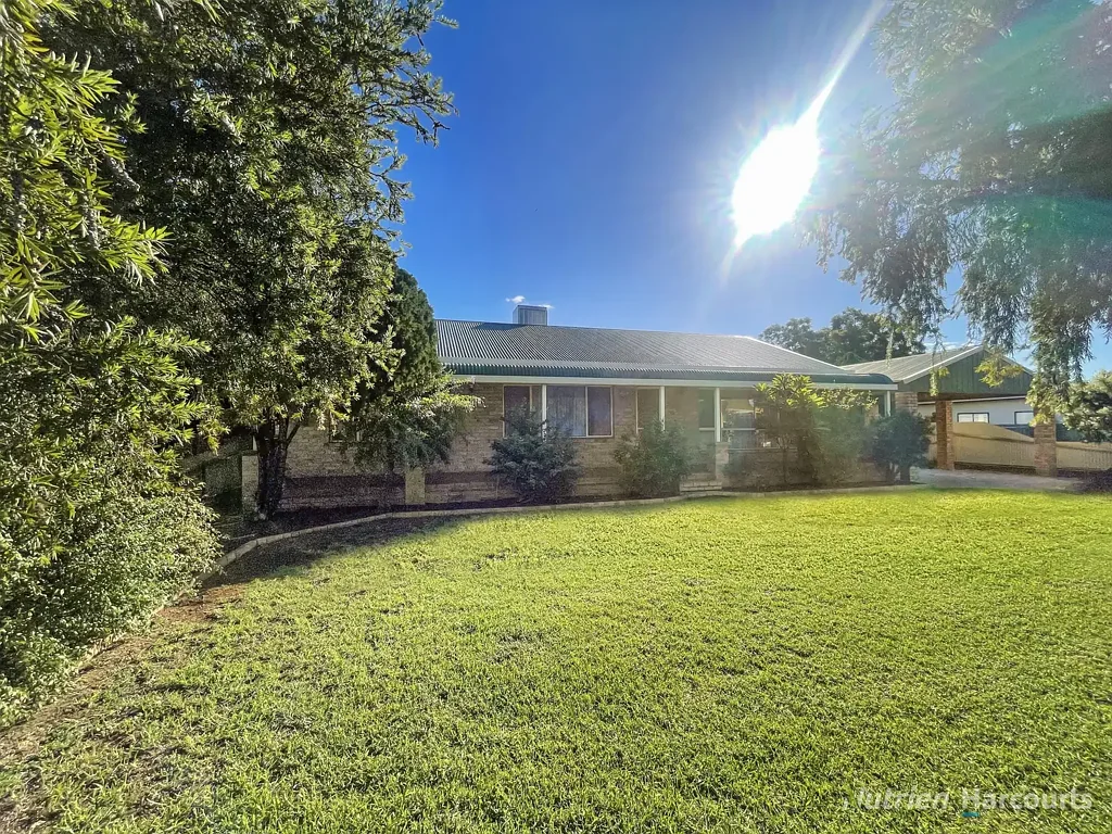 Cobar 4chambre Spacious Family Living in a Prime Central Location!