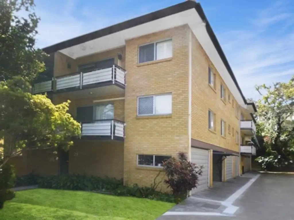 FANTASTIC REFURBISHED TOP FLOOR UNIT IN WOOLOOWIN