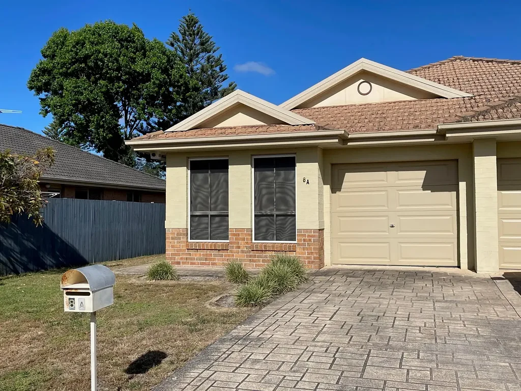 This three bedroom duplex is fully furnished, and is located within 1km of the waterfront and local shops.