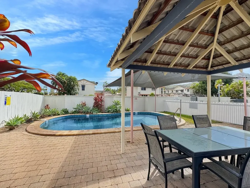West End 2બેડરૂમ Superb Villa Style Unit in Secure Complex with Pool