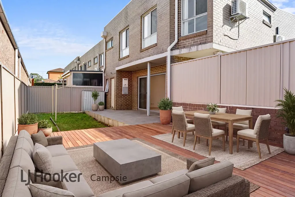 Roselands 4 Slaapkamer Modern Full-Brick Townhouse in Peaceful Boutique Complex of Six