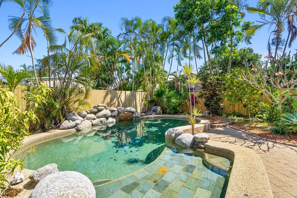 Holloways Beach 4 Slaapkamer Where character, privacy and family life come together.