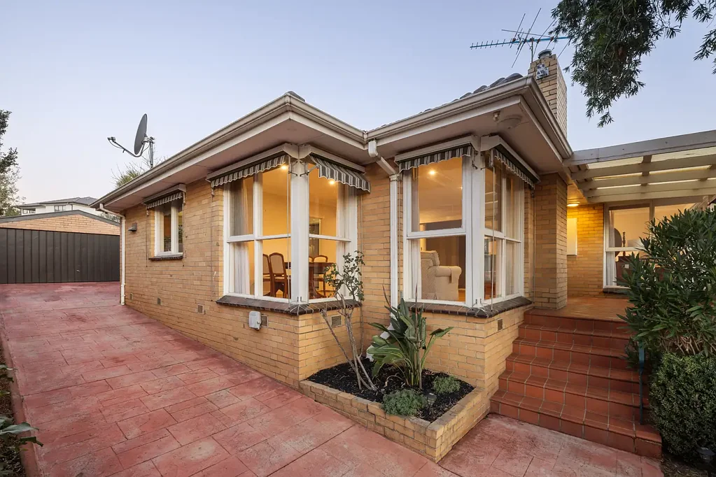 Mount Waverley 3Zimmer Family Space, Modern Comfort and an 863sqm Opportunity in the MWSC Zone
