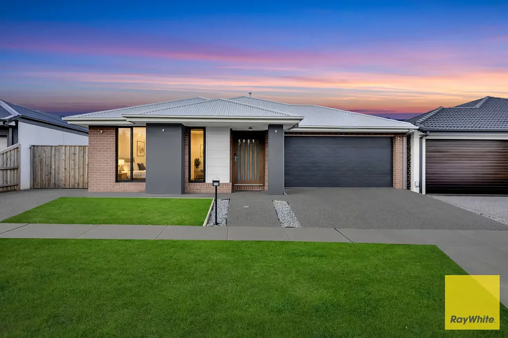 Beveridge 4कमरा Stylish Henley Home with Premium Upgrades & Outstanding Convenience