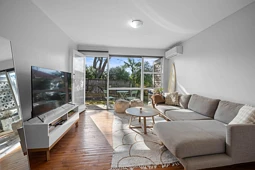 8/77 Old Lake Road, Devonport