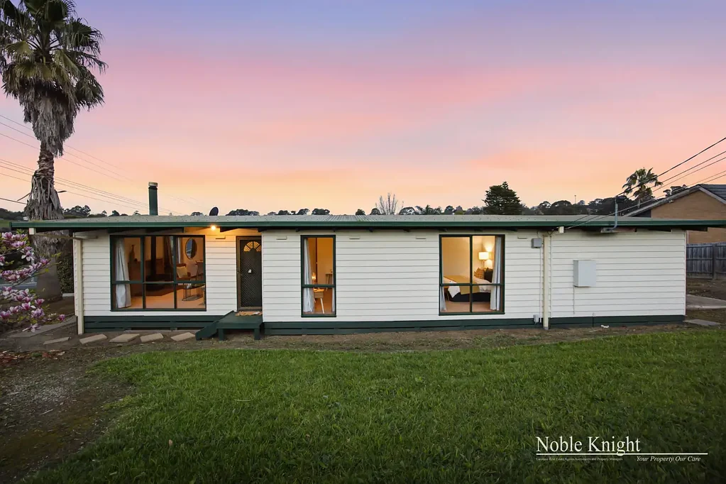 Chirnside Park 4房 Chirnside Park中心地带的四卧室起步住宅 A Four Bedroom Start in the Heart of Chirnside Park