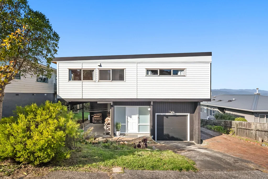 Maungaraki 3房  Elevated living with exceptional views
