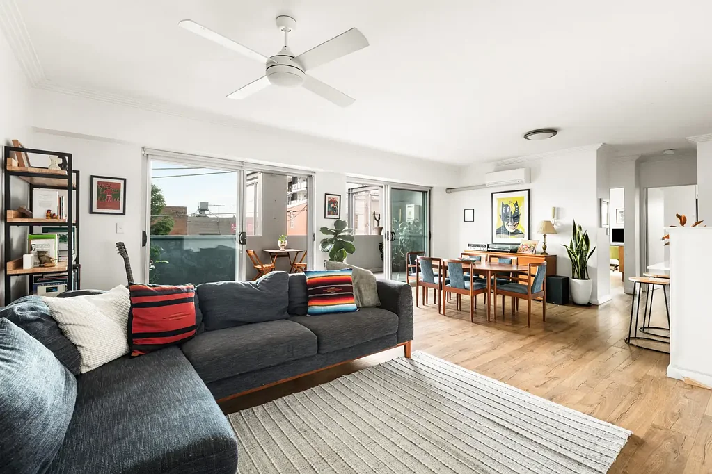 Marrickville 2房 高楼层角落景观 明亮通风木纹地板 大型露台连客厅 现代厨房石质吧台 宽敞卧室全浴室 地下停车位 步行餐饮交通 Marrickville vibrancy in a smart executive apartment