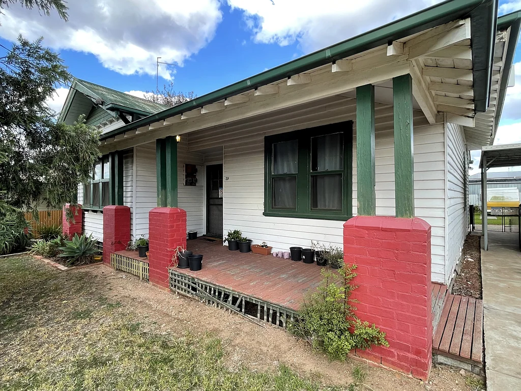 St Arnaud 3कमरा Investment property already to go or move in and make it your own