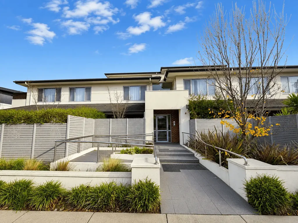 MODERN GROUND FLOOR LIVING WITH SPACIOUS PRIVATE COURTYARD!