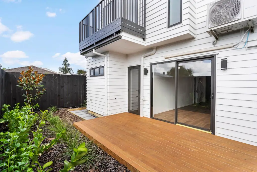 Mangere East 3房 全新性价比城市屋 10年建筑质保 挑高天花设计 私密阳光后院 便利配套应有尽有！ Affordable Rear Resident