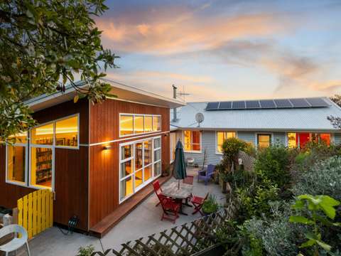 Lyttelton 3房  Beautiful Home and Garden Bordering Reserve