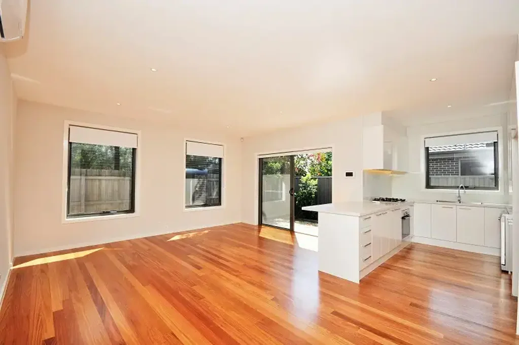 STYLISH NEAR-NEW TOWNHOUSE IN PRIME OAK PARK LOCATION ** HAVEN AGENTS