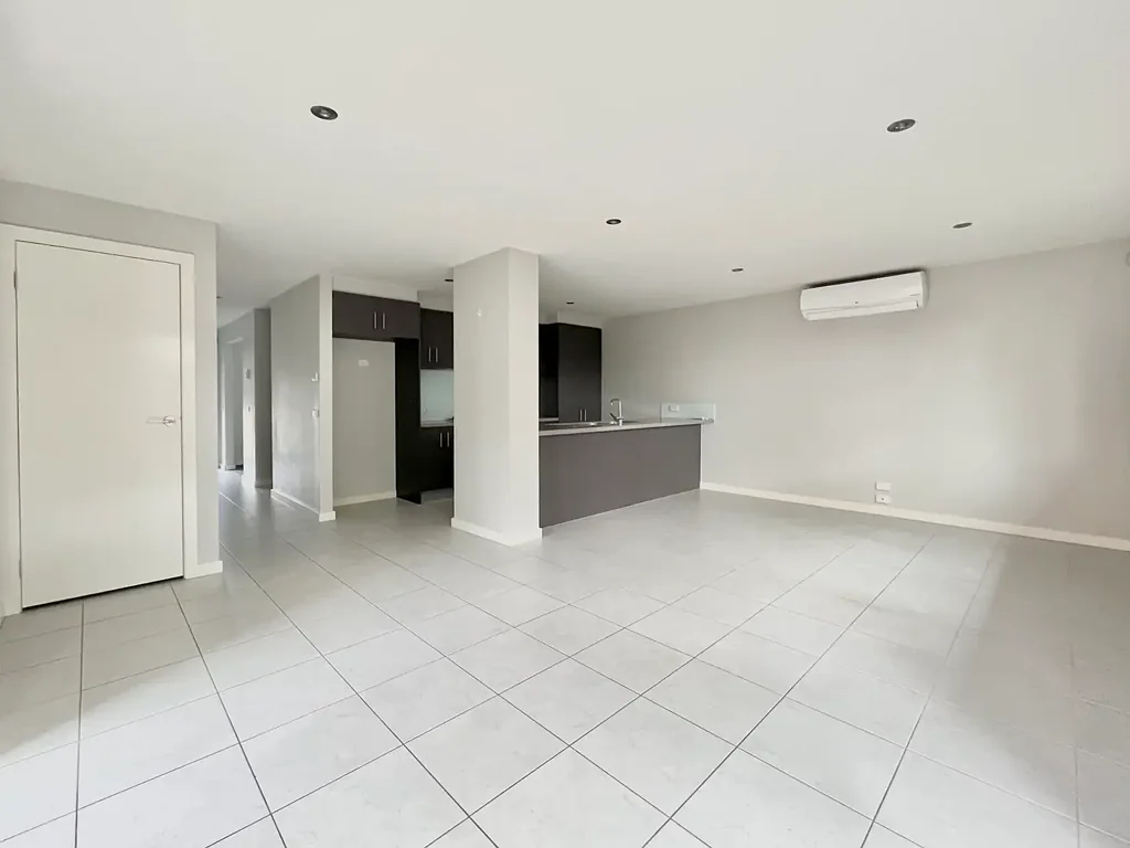 BRIGHT AND SPACIOUS TOWNHOUSE