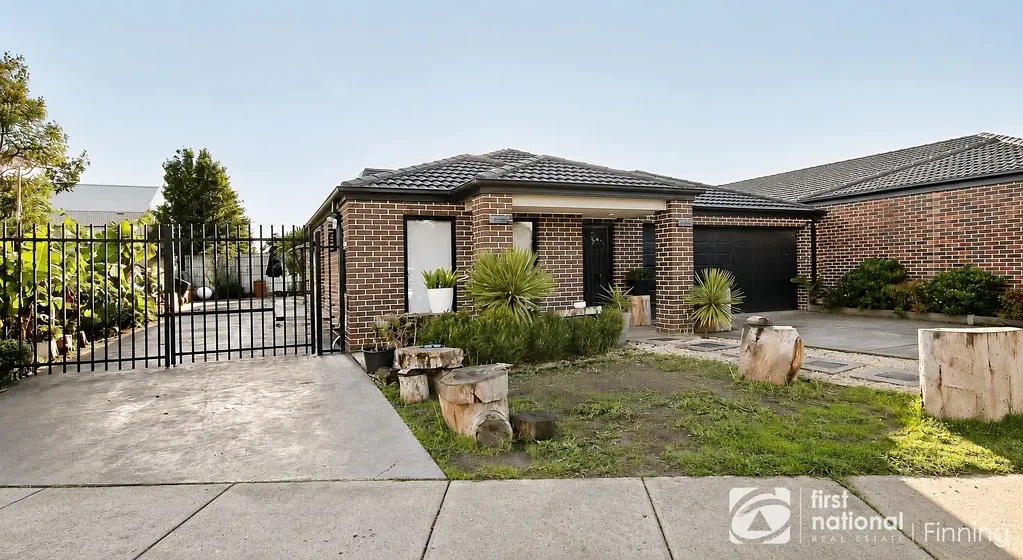 Cranbourne West 4Moenga Modern Family Living with Side Access in a Prime Cranbourne West Location