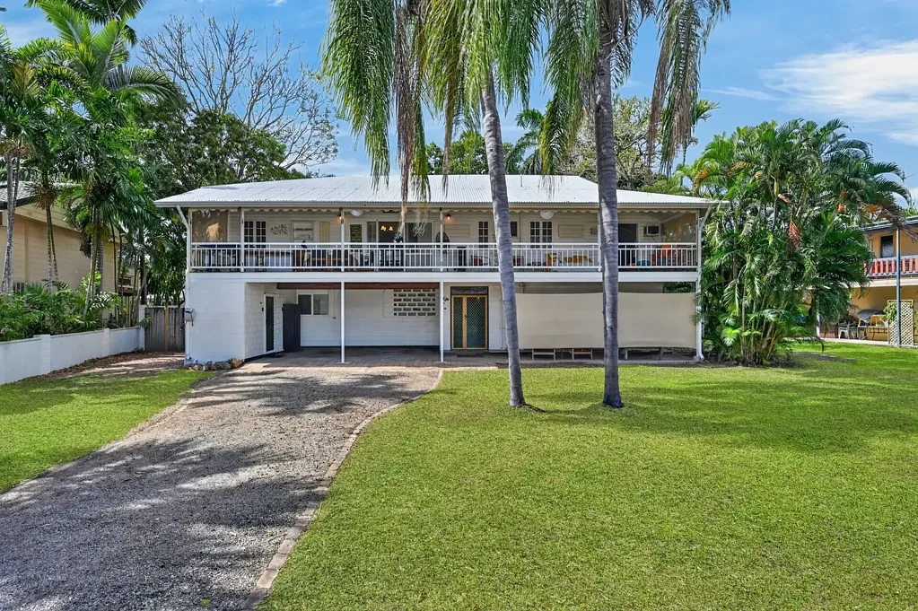 Condon 4chambre Extensive home with dual living options