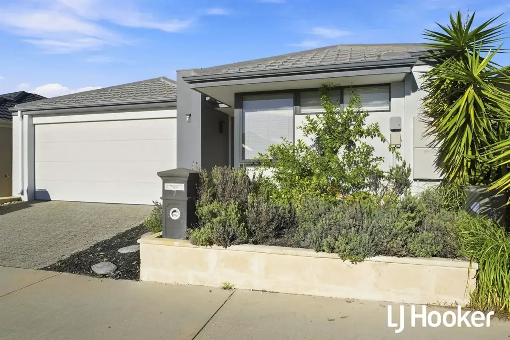 Spacious Four-Bedroom Home in Alkimos!