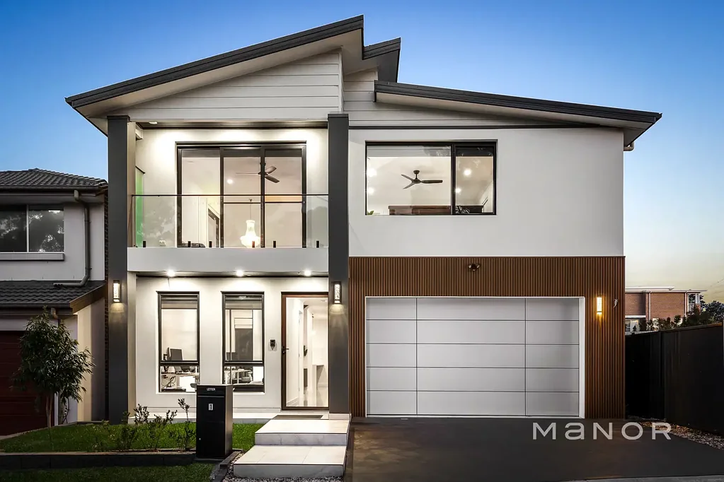 Norwest 4房  Near New Custom Built Home