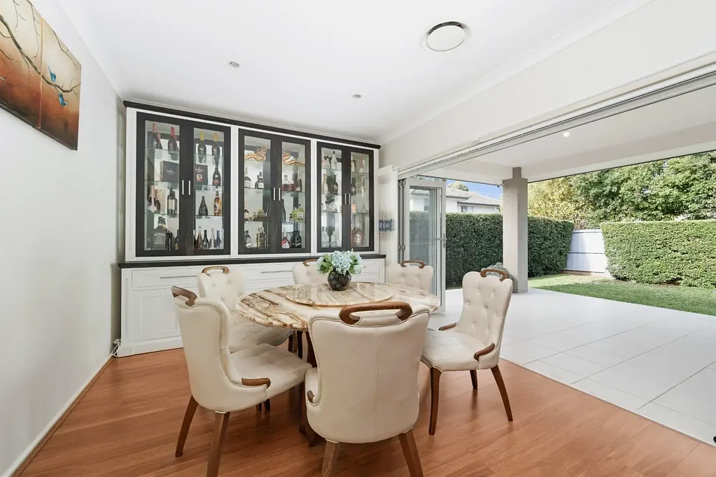 Lidcombe 5Kwarto Contemporary residence reveals quality design and manicured gardens
