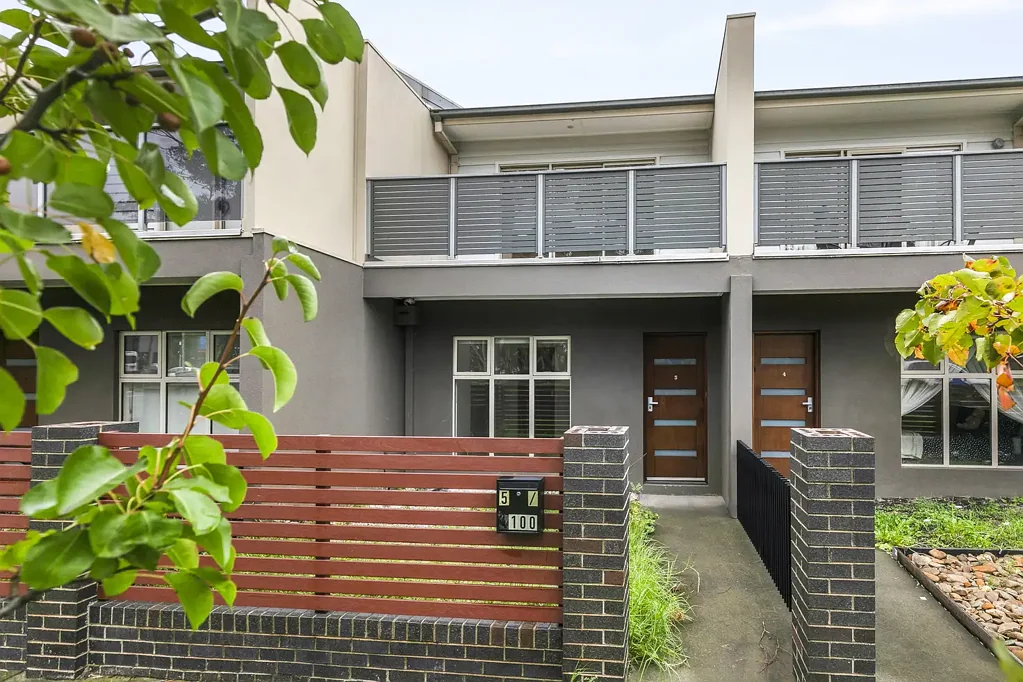 Fawkner 2ห้องนอน Contemporary Living with Desirable Features.