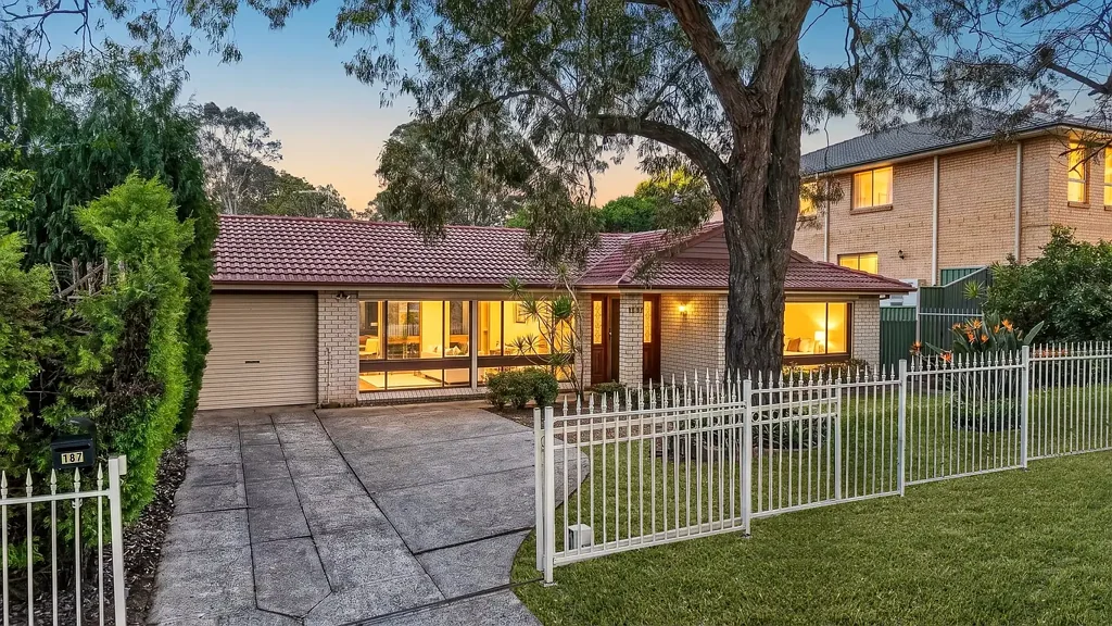 Glenfield 5房 宽敞家庭生活，多功能起居区和卓越娱乐空间 Spacious Family Living with Multiple Living Zones & Exceptional Entertaining