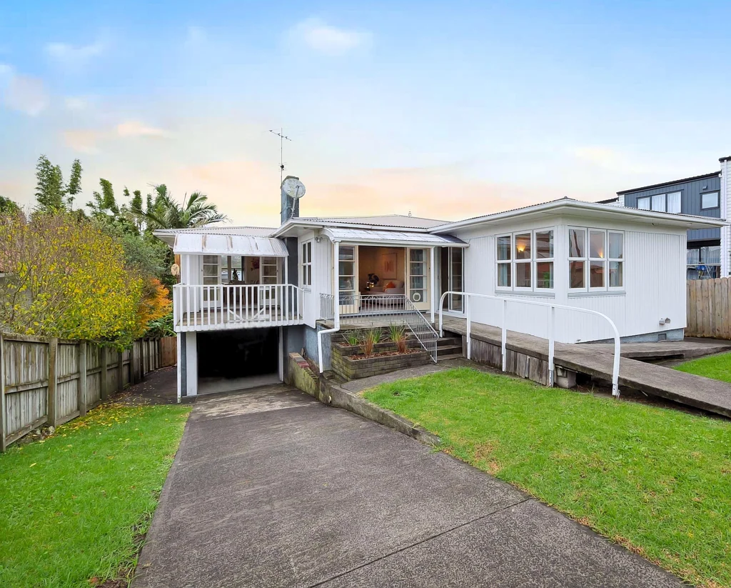 Te Atatu South 3 Bedroom Auction Alert: Must Sell!