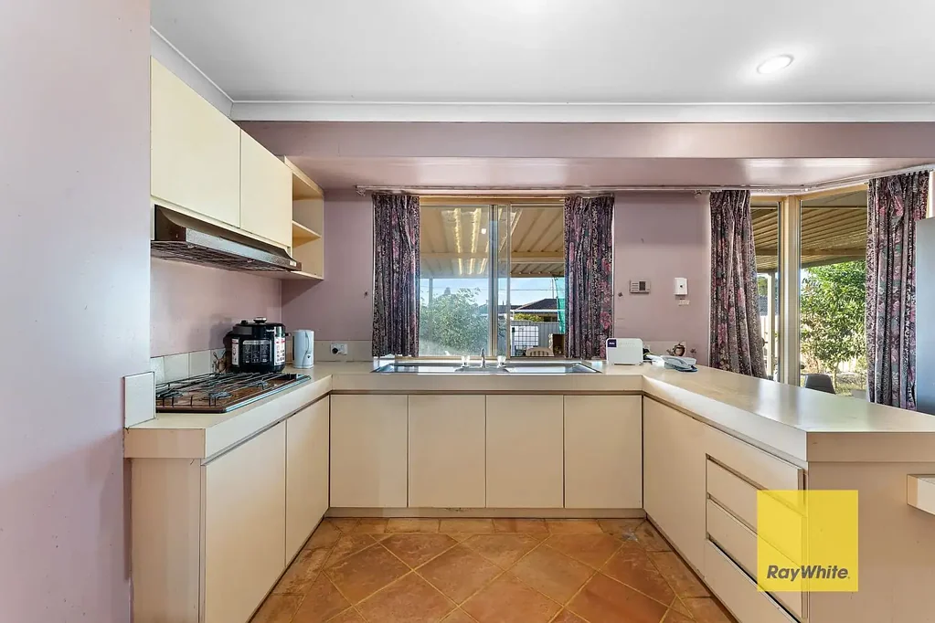 Huntingdale 3Kwarto Spacious Home with Great Potential in a Prime Location