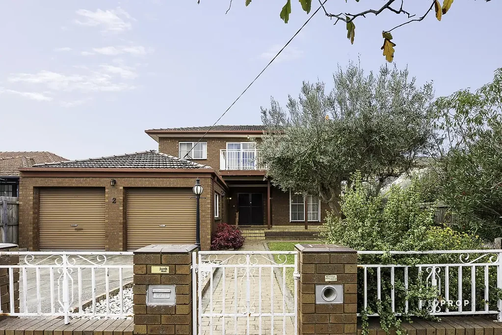 Pascoe Vale South 4房 砖砌外观 精心设计 宽敞布局 自然光线 多个生活区 遮蔽户外露台 双车库 景观环绕 优质学校 公共交通 Elegant Family Living in a Prime Pascoe Vale South Pocket