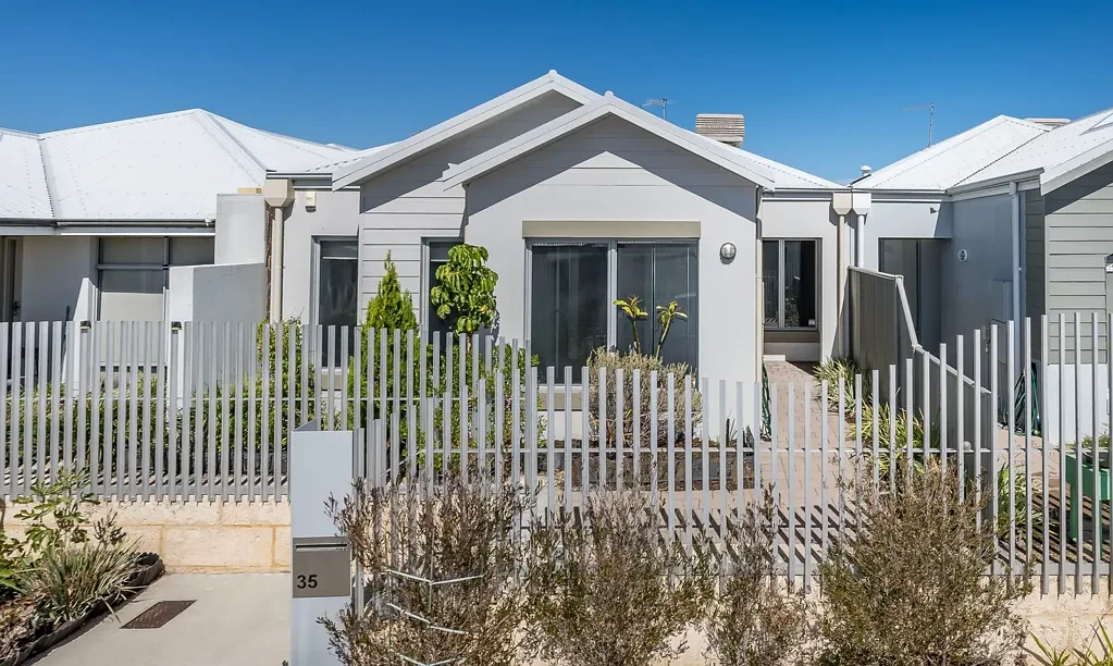 Coastal Charm with Modern Comfort - Immaculate 3x2 in Eglinton