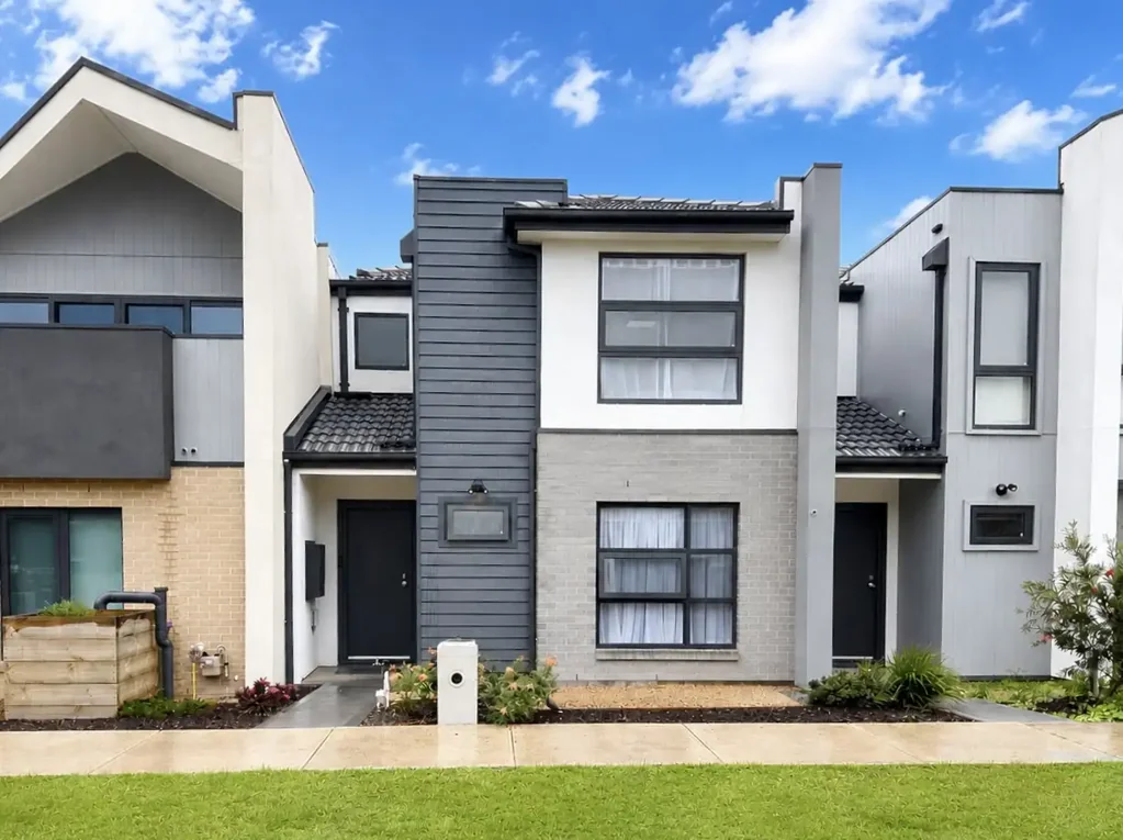 Mernda 3બેડરૂમ Stylish Near-New Townhouse - No Body Corporate Fees