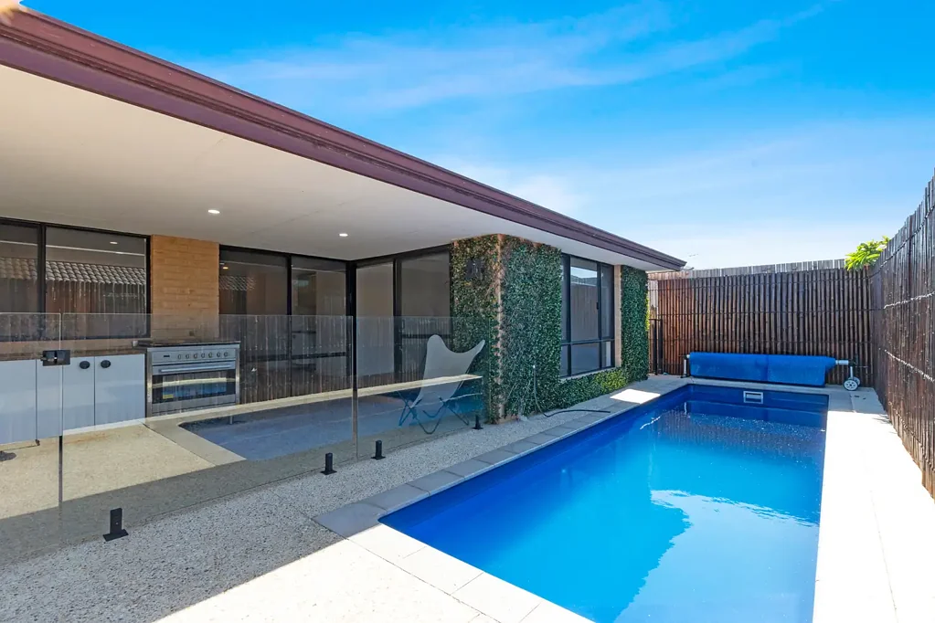 Secret Harbour 4房  STYLISH FAMILY LIVING WITH POOLSIDE ENTERTAINING