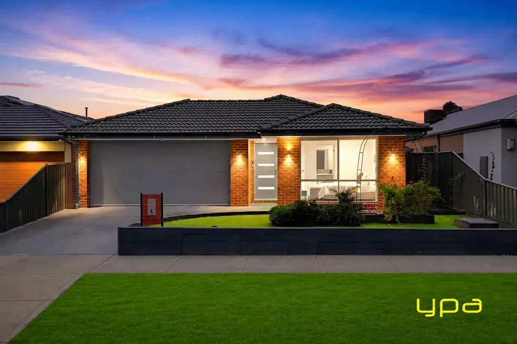 Narre Warren 4房 四室宽敞采光佳  步行可达商圈公园  全新翻新即入住  双车位车库实用  全封闭后院安全 Inviting 4 Bedroom, 2 Family Living with Space, Style & Year-Round Entertaining