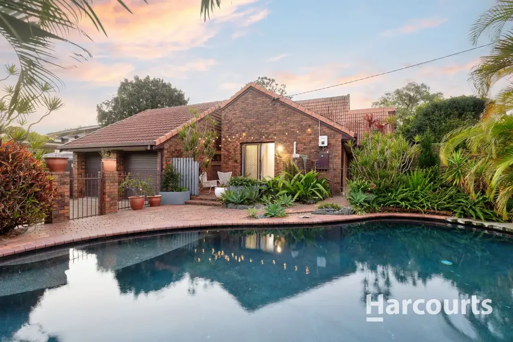 Petrie 5 Bedroom Stunning Character Home with High Ceilings and a Sparkling Pool!