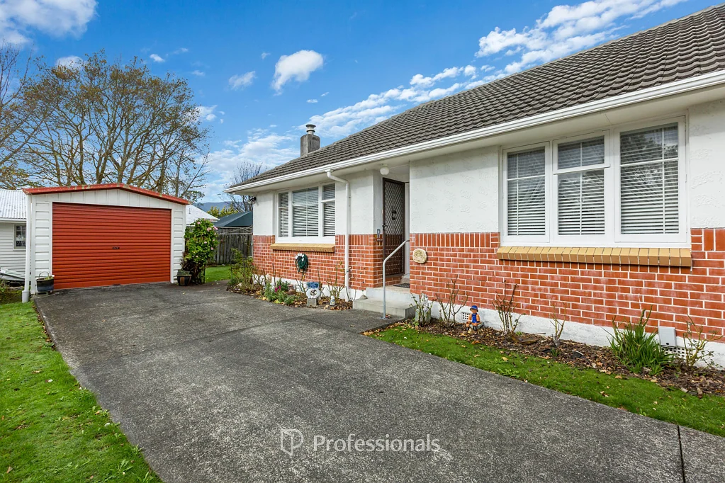 Upper Hutt 2غرفة نوم Great Location + A Garage 